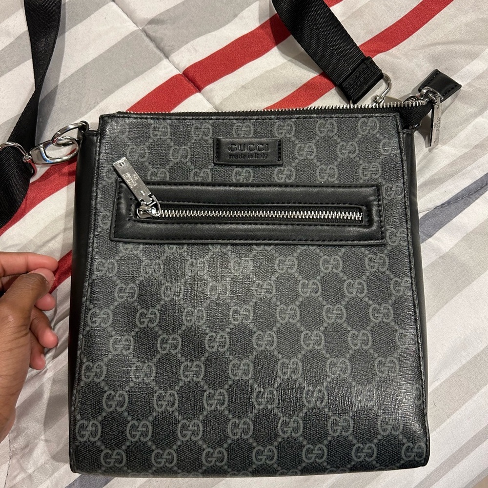 A Black/silver messenger gucci bag